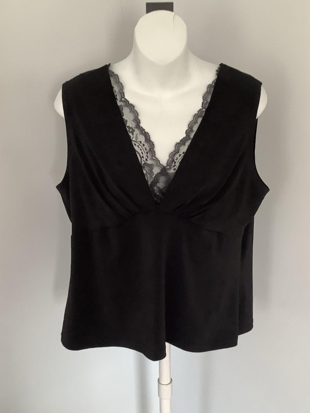 Vintage Y2K Clothing Co. by Notations Black Lace-Trim Sleeveless Top Sz. L
